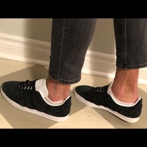 Black Adidas Gazelle’s